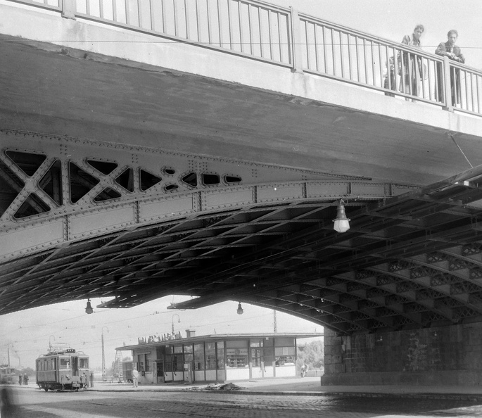 Margit híd budai hídfő, HÉV-végállomás.