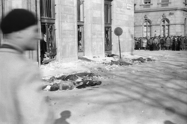 II. János Pál pápa (Köztársaság) tér, áldozatok a pártház előtt.