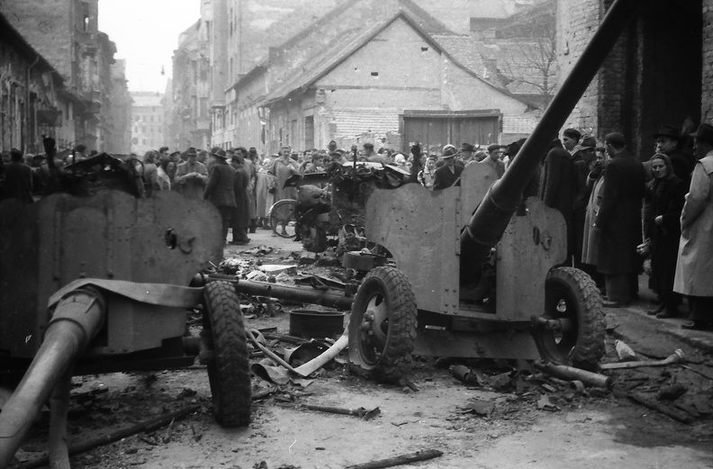 Práter utca - Futó utca sarok, a József körút felé nézve. 85 mm-es páncéltörő ágyúk.