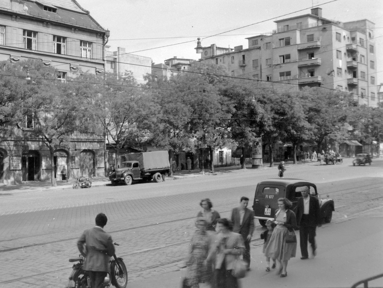 Fehérvári út, a piac felől a körtér felé nézve.