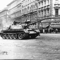 Teréz (Lenin) körút - Oktogon (November 7. tér) sarok. A szovjet csapatok ideiglenes kivonulása 1956. október 31-én. T-54-es harckocsi.