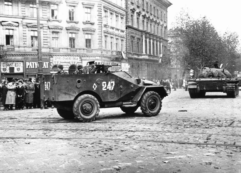 Oktogon (November 7. tér). A szovjet csapatok ideiglenes kivonulása 1956. október 31-én.