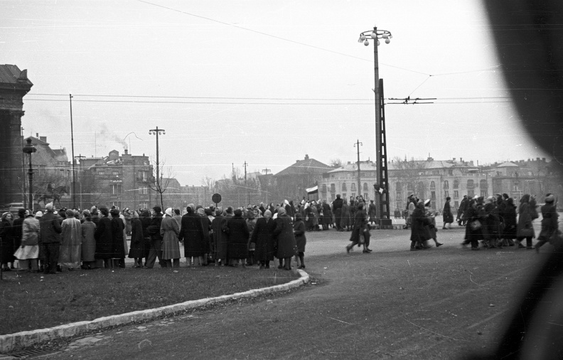 Hősök tere a Műjégpálya felől nézve. 1956. december 4-i Nőtüntetés.