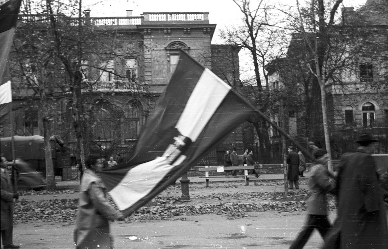 Andrássy út, szemben a 116. 1956. október 25-e délután, "véres-zászlós" tüntetés.