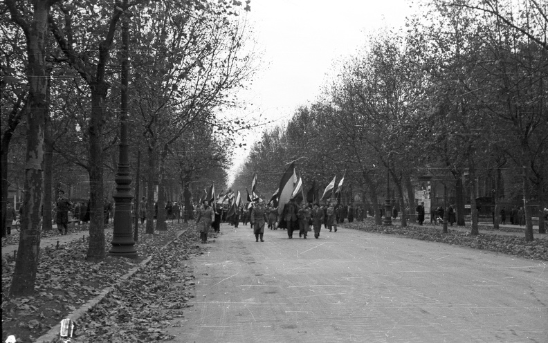 Andrássy út a Munkácsy Mihály utcai kereszteződésnél. 1956. október 25-e délután, "véres-zászlós" tüntetés.