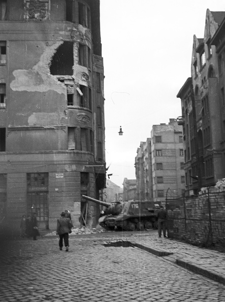 Déri Miksa utca a Fecske utcai kereszteződésnél. Harcképtelenné tett ISU-152-es szovjet rohamlöveg.