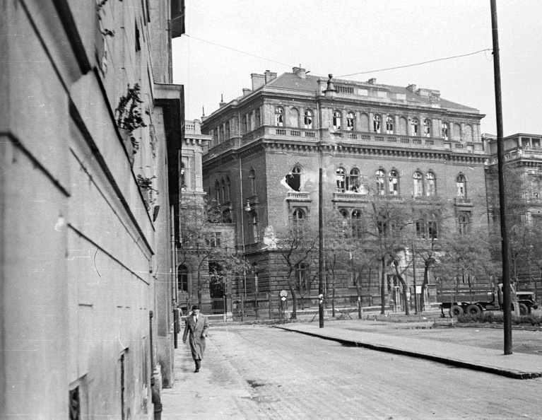 Markusovszky tér, szemben az Üllői út 26-28. Klinikai tömbök központi épülete.