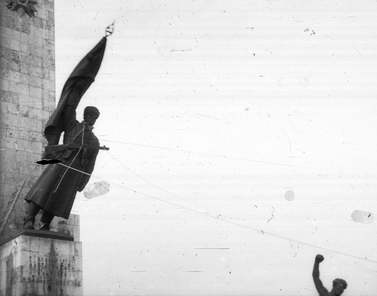 a Felszabadulási Emlékmű (Kisfaludi Stróbl Zsigmond) "Felszabadító szovjet katona" mellékalakjának ledöntése.