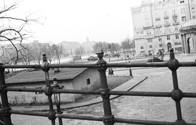 Március 15. tér a Petőfi tér felé nézve, háttérben a budai Vár. Jobbra Erzsébet királyné emlékműve.