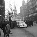 Szabad sajtó út a Ferenciek tere (Felszabadulás tér) felől nézve. A nemzetközi Vöröskereszt élelmiszersegélye, elől egy vöröskeresztes Mercedes 180 személygépkocsi.