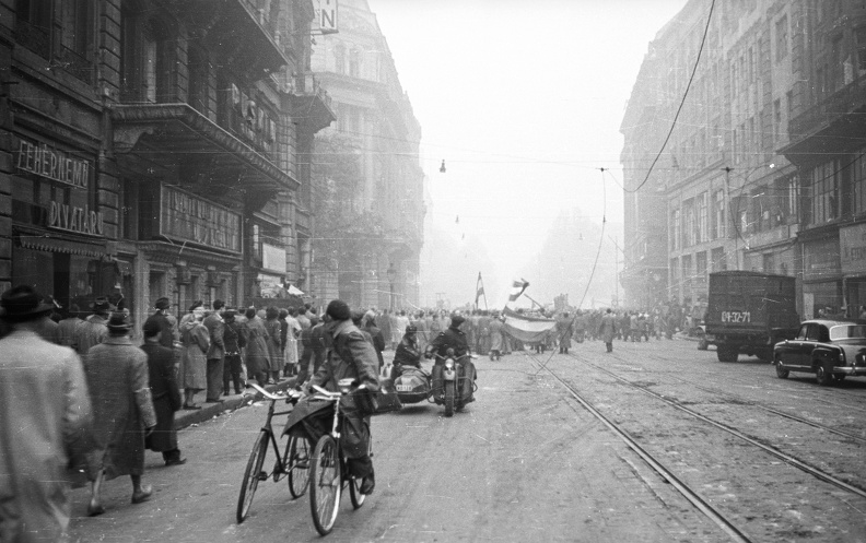 Kossuth Lajos utca az Astoria felé nézve.