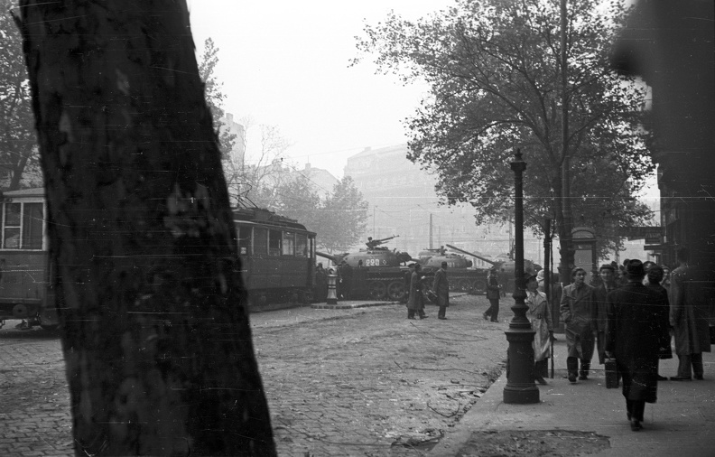 Múzeum körút a Kálvin tér felé nézve, szovjet tankok.