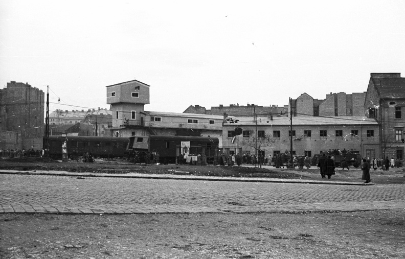 Széna tér, a Lövőház utca sarkán a metróépítés felvonótornya.