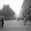Erzsébet tér az Október 6. utcából nézve. 1956. október 25-e délután, "véres-zászlós" tüntetés.