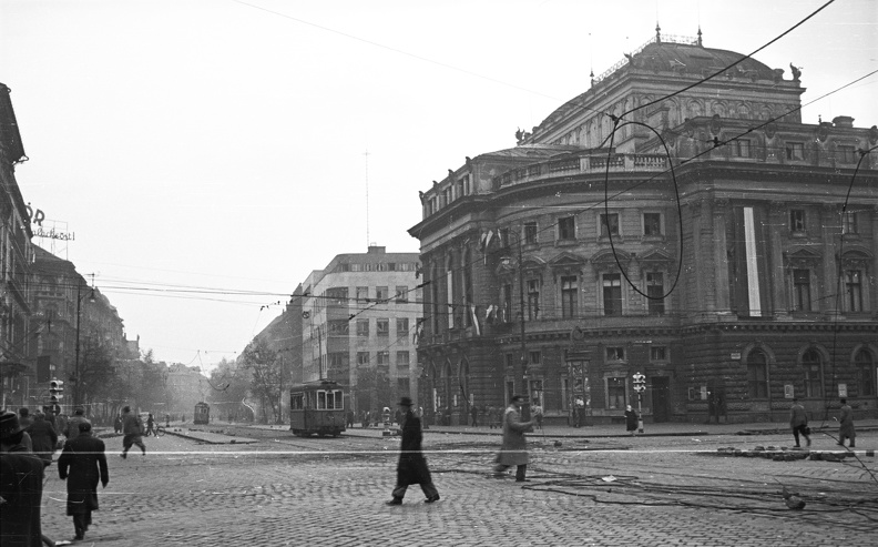 Rákóczi út - Nagykörút kereszteződés. Blaha Lujza tér, a Nemzeti Színház és Szabad Nép székház az Erzsébet (Lenin) körút felől nézve.