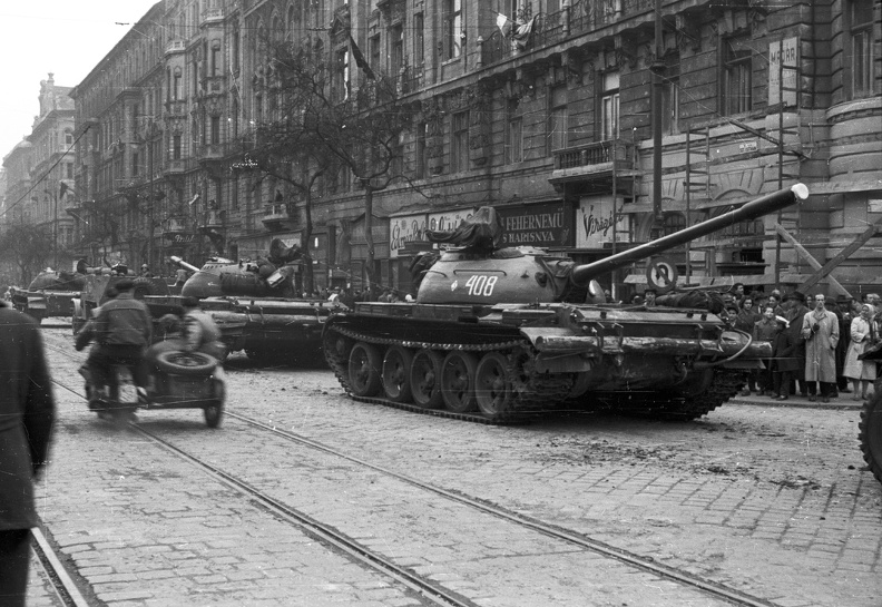 Szent István körút a Falk Miksa (Néphadsereg) utca felől a Honvéd utca felé nézve. A szovjet csapatok ideiglenes kivonulása 1956. október 31-én.