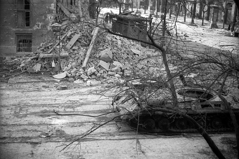 Üllői út - Ferenc körút sarok. IS-3 harckocsi roncsa a Kilián laktanya előtt.