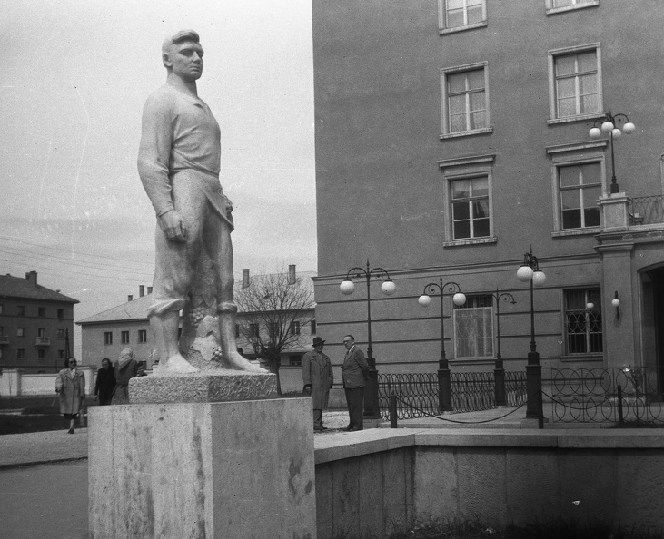 (Sztálinváros), Ságvári tér, Jálics Ernő: Vincellér fiú c. szobra (1955).