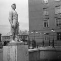 (Sztálinváros), Ságvári tér, Jálics Ernő: Vincellér fiú c. szobra (1955).