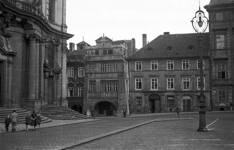 Kisoldal tér (Malostranské námesti), balra a Szent Miklós templom bejárata.