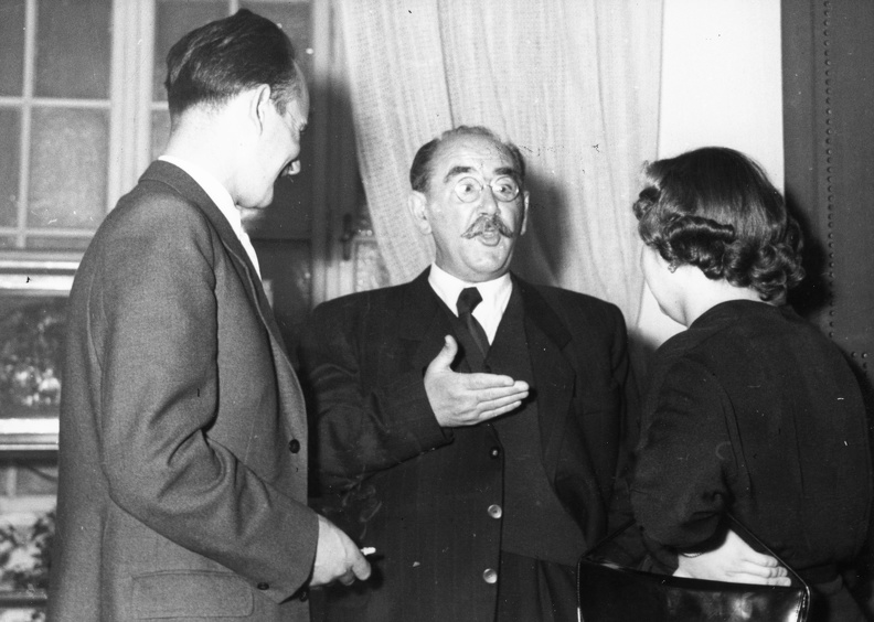 1956. október 13., középen Nagy Imre miniszterelnök, az egykori Győrffy kollégisták találkozóján a Kossuth klubban.