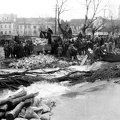 1956. március 11., mederzárási kísérlet a dunai jeges árvíz által elsodort Vörös-híd maradványainál.