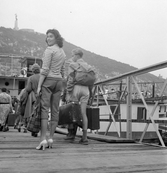 Belgrád rakpart, Nemzetközi Hajóállomás,Tímár Éva színművésznő, háttérben a Szent István gőzhajó.