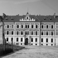 Honvéd-liget. Révai Gimnázium és Honvéd-emlékmű.