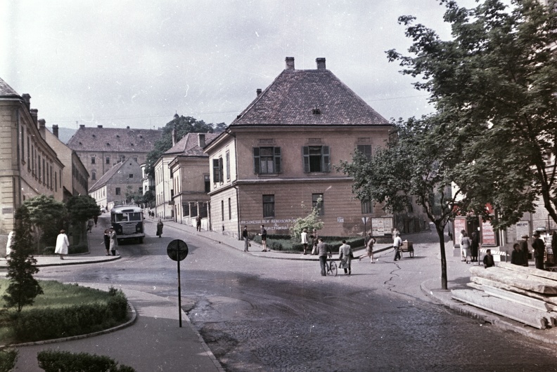 Széchenyi tér, szemben a Hunyadi út, jobbra a Megye utca - Mária utca találkozása.
