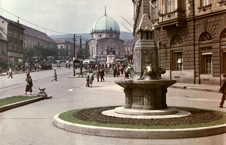 Széchenyi tér, Zsolnay-kút.