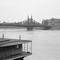Belgrád rakparti hajóállomás, a Szabadság híd budai hídfője felé nézve.