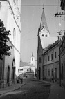 Vár utca, balra a Székesegyház, jobbra a Szent István templom, távolban a Piarista templom.