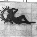 a Napba néző című dombormű (Ispánki József, 1957.) a TV torony portaépületének falán.