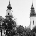 Szabadság tér, balra a városháza, jobbra a református templom.