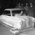 az Alba Regia törpeautó fából készült makettje. A jobb szélen, köpenyben az autó tervezője.