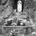 Torontál tér, Lourdes-i Mária barlang.
