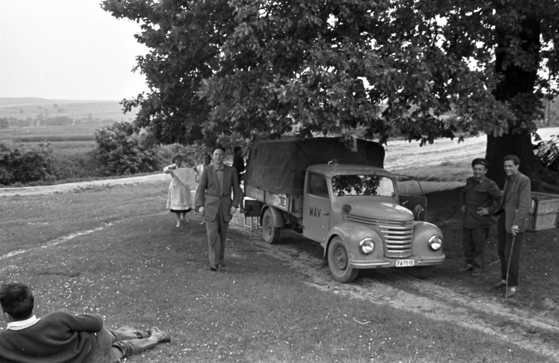 A kőszegi MÁV Nevelőintézet diákjainak kirándulása Cákon (Vas-megye). IFA-Framo típusú, NDK gyártmányú teherautó.