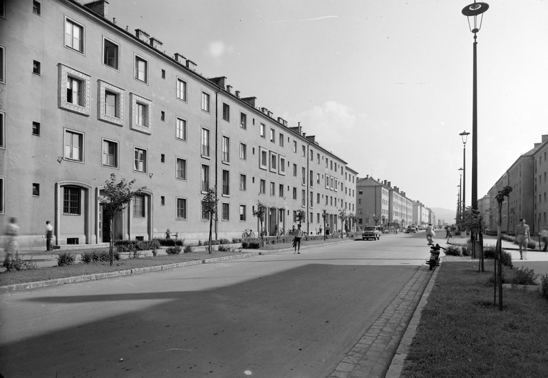 Egressy Béni (Lenin) út páros oldala a Pollack Mihály utca torkolatától nézve.
