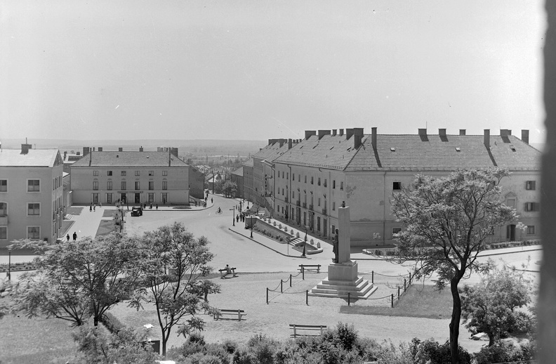 Hunyadi Mátyás (Fő) tér és a Szabadság tér a Thury-várból fényképezve.