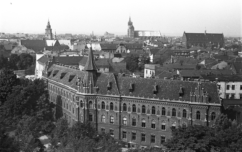 kilátás a Királyi Palotából (Wawel) az óváros felé, előtérben az érseki szeminárium épülete.