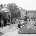 Napoleon-fürdő előtti park, háttérben a Thermia Palace szálló.