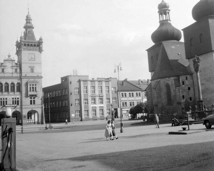 jobbra a Szent Lőrinc templom, balra az új városháza.