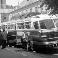 Rákóczi fejedelem út, háttérben a Szentháromság templom. Ikarus 55 tipusú autóbusz.