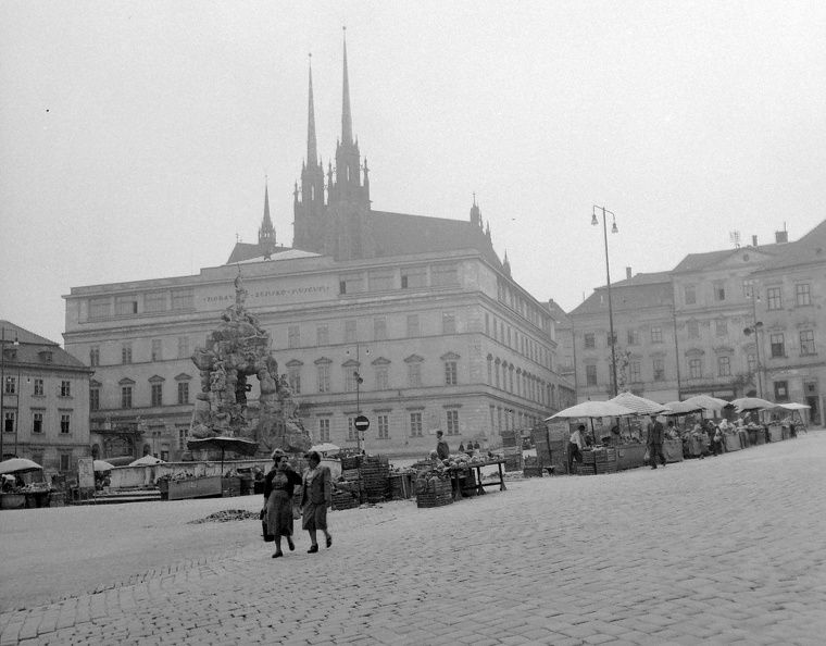 Piactér (Zelným trh), előtérben a Parnasszus-kút, háttérben a Szent Péter és Pál székesegyház.