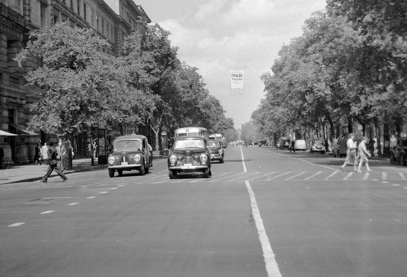 Andrássy út (Népköztársaság útja) a Nagymező utcától az Oktogon felé.