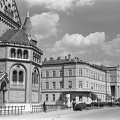 a székesegyház oldalhomlokzata, háttérben a Bocskai utca és a Megyei Bíróság épülete.