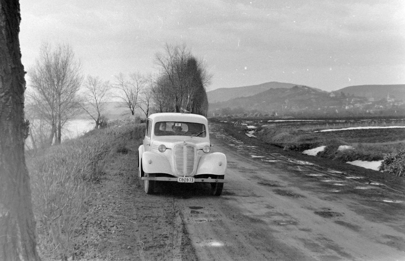 (Nógrádverőce), a 12. számú főút a település környékén. Tatra 57B személygépkocsi.