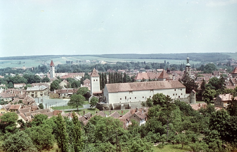 balra az evangélikus templom tornya, középen a Jurisics-vár, jobbra a Szent Imre-templom tornya.