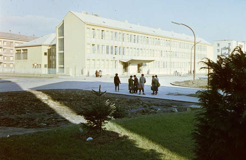 Esztergár Lajos utca - Bánki Donát utca sarka, a Randóti Miklós Gazdasági Szakközépiskola épületével.