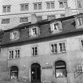 Nerudova ulice 48., mögötte a Schwarzenberg-palota.